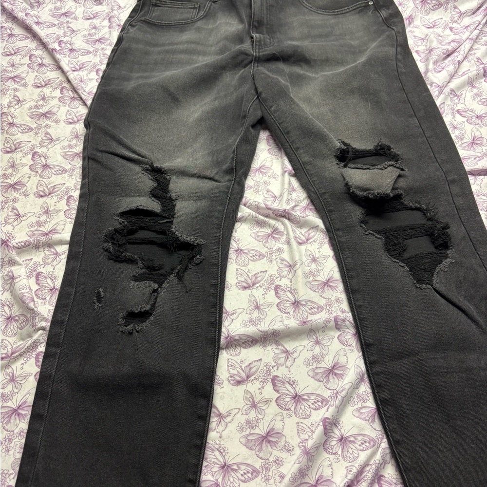 🍄No Boundaries Charcoal Distressed Boyfriend Jeans